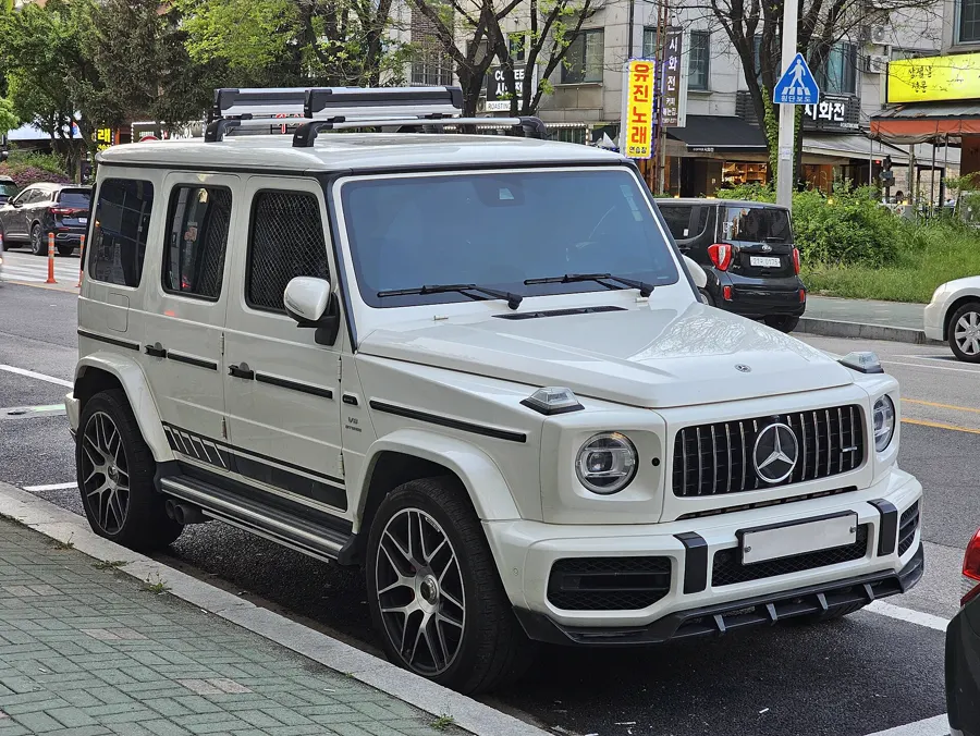 White Mercedes-AMG G 63